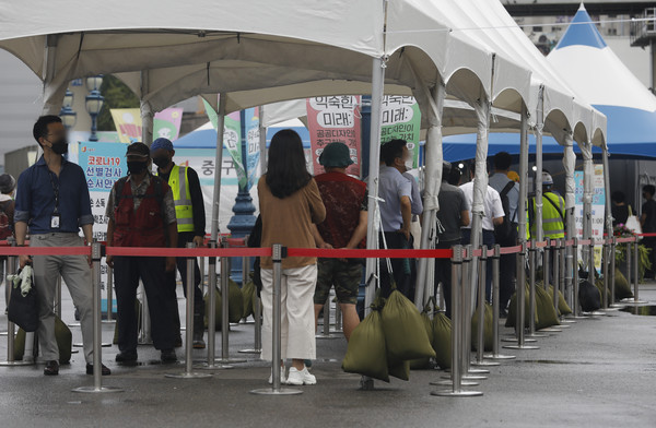 0시 기준 코로나19 신규 확진자수가 1,509명으로 기록된 24일 서울역 임시선별검사소를 찾은 시민이 검사를 받기 위해 줄을 서고 있다. 2021.08.24 / 사진=[뉴시스]