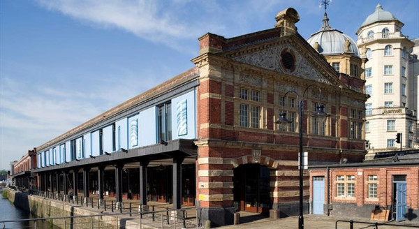 워터쉐드는 영국 남서부 항구 도시 브리스톨에 있는 영국 최초의 미디어 센터로, 지역 사회와의 긴밀한 연대와 전국적, 국제적 협력 관계를 구축하며 독창적 상상의 실현에 앞장서고 있다