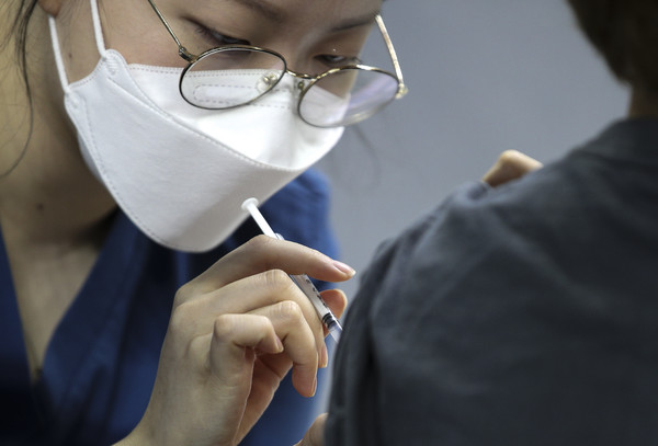 11시 기준 국내 코로나19 1차 백신 접종률이 50.5%로 집계된 23일 오전 서울 동작구 예방접종센터를 찾은 시민들이 백신 접종을 받고 있다. 2021.08.23 / 사진=[뉴시스]