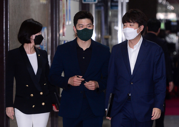 이준석 국민의힘 대표가 24일 오전 서울 여의도 국회에서 '부동산 불법거래 의혹'과 관련한 긴급 최고위원회의 주재를 위해 회의실로 향하고 있다. 이날 비공개로 열린 긴급최고위원회에서 국민권익위원회가 통보한 소속 의원 12명의 명단의 공개 여부, 처분 수위 등이 결정될 것으로 예상된다.2021.08.24 / 사진=[공동취재사진]