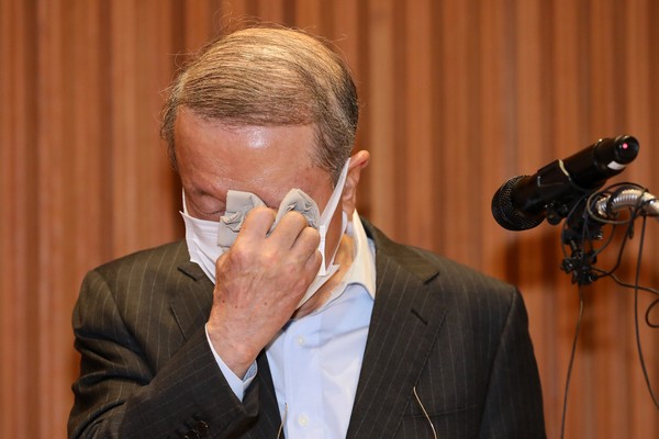 홍원식 남양유업 회장이 최근 자사 유제품 불가리스가 코로나19 억제 효과가 있다는 발표로 빚어진 논란과 관련해 4일 오전 서울 강남구 도산대로 남양유업 본사 대강당에서 대국민 사과를 발표, 눈물을 흘리고 있다.2021.05.04 / 사진=[공동취재사진]