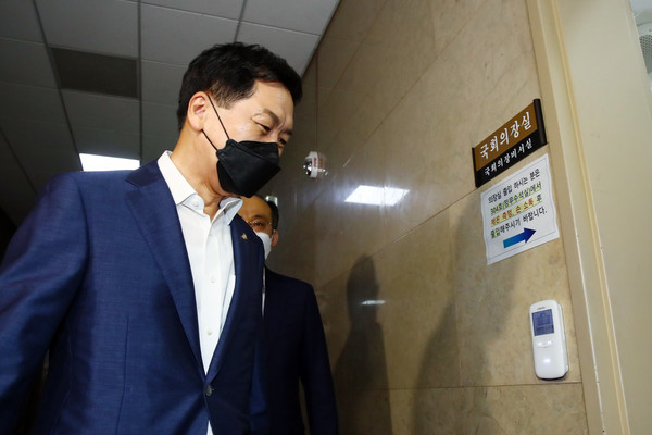 김기현 국민의힘 원내대표가 25일 언론중재법 개정안 본회의 의결 관련 박병석 국회의장과 면담을 하기 위해 서울 여의도 국회의장실로 들어가고 있다.2021.08.25 / 사진=[공동취재사진]