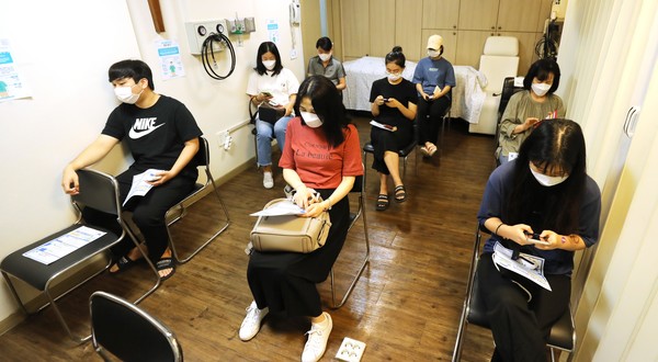 청장년층(18∼49세) 백신 접종이 시작된 26일 오전 서울 관악구 사랑의병원에서 화이자 백신 접종을 마친 시민들이 이상반응을 살피고 있다. 2021.08.26 / 사진=[공동취재사진]