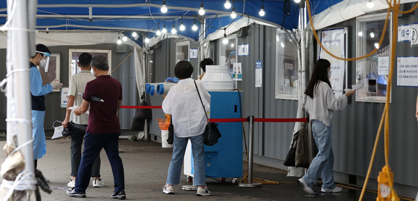 코로나19 신규 확진자가 1841명 발생한 27일 오전 서울 중구 서울역광장에 마련된 임시선별검사소에서 시민들이 검사를 받기위해 대기하고 있다. 2021.08.27 / 사진=[뉴시스]