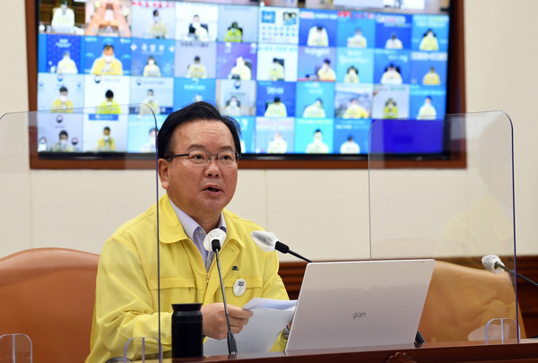 김부겸 국무총리가 27일 오전 서울 종로구 정부서울청사에서 열린 코로나19 대응 중앙재난안전대책본부(중대본) 회의에 참석해 발언하고 있다.2021.08.27 / 사진=[공동취재사진]