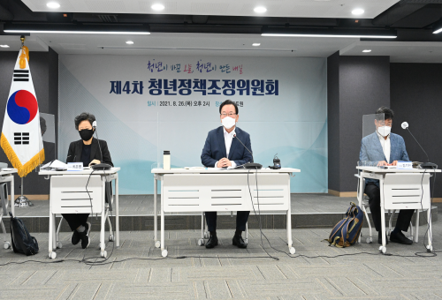 김부겸 국무총리가 26일 마포구 프론트원에서 열린 제4차 청년정책조정위원회를 주재하고 있다 (사진 = 국무조정실 제공)