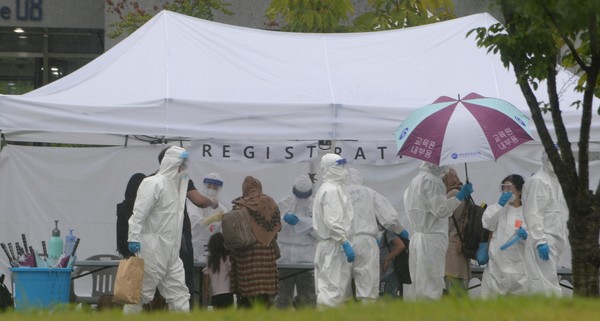 인천국제공항을 통해 입국한 아프가니스탄 현지인 조력자 및 가족들이 27일 오전 임시생활시설인 충북 진천군 국가공무원 인재개발원으로 입소하고 있다. 2021.08.27 / 사진=[뉴시스]