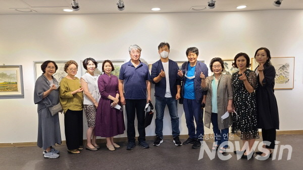 한국화 구상회 작가들과 기념사진(사진=정경호 기자)