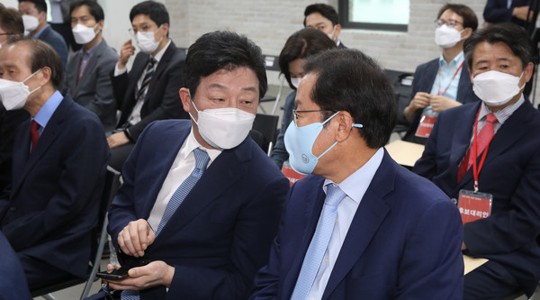 유승민, 홍준표 국민의힘 대선 경선 예비 후보가 25일 서울 여의도 중앙당사에서 열린 국민 약속 비전 발표회에서 대화하고 있다. 2021.08.25 / 사진=[국회사진기자단]