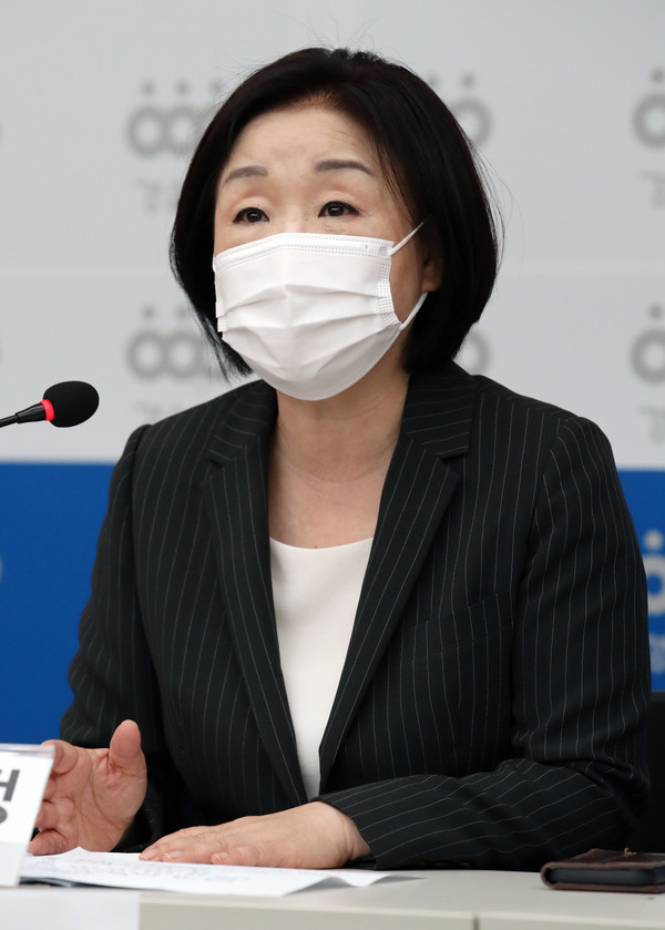 심상정 정의당 의원이 25일 오전 서울 종로구 경제정의실천시민연합(경실련) 강당에서 열린 1,000억 원 이상 빌딩 과표 분석 및 보유세 특혜액 추정 발표 기자회견에서 발언하고 있다. 2021.08.25 / 사진=[뉴시스]