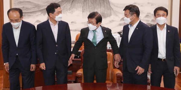 윤호중 더불어민주당 원내대표와 김기현 국민의힘 원내대표가 27일 서울 여의도 국회의장실에서 박병석 국회의장 주재로 회동하고 있다.2021.08.27 / 사진=[공동취재사진]