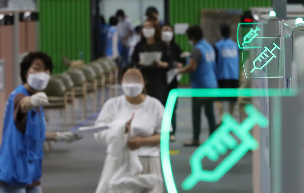 18~49세 코로나19 백신 접종 시작 이틀째인 27일 오후 서울 동작구 사당종합체육관 코로나19 예방접종센터에서 대상자들이 접종실로 향하고 있다. 전날 1차 신규 접종자는 64만 6550명, 이날 0시기준 누적 1차 접종자는 2772만 7639명, 접종 완료자는 총 1378만926명이다. 전날 18~49세 1차 접종은 27만392명, 이날 0시 기준 18~49세 접종 예약률은 67.9%다. 2021.08.27 / 사진=[뉴시스]