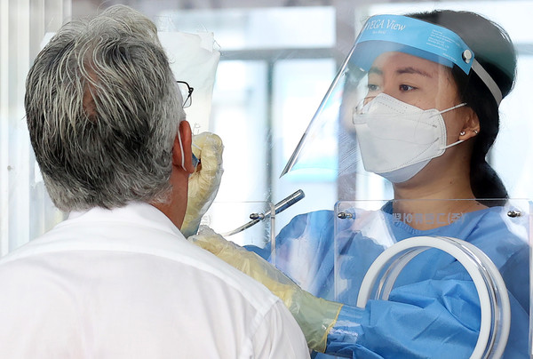 30일 오전 서울 중구 서울역광장에 마련된 코로나19 임시선별검사소에서 한 외국인이 검사를 받고 있다. 2021.08.30 / 사진=[뉴시스]