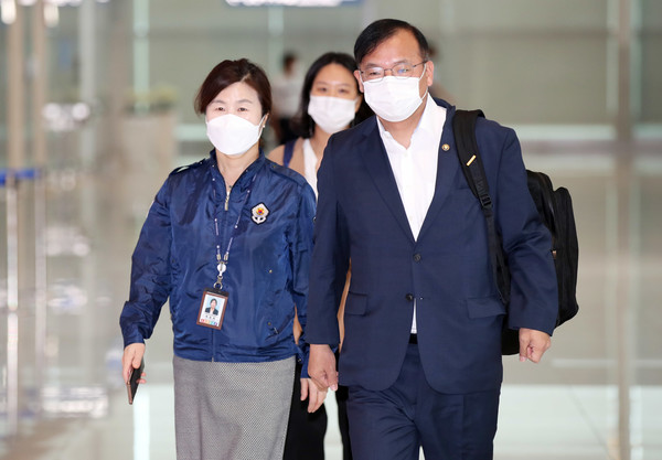강도태 보건복지부 2차관이 13일 오전 인천국제공항 2터미널에서 미국 바이오 기업 모더나사(社)에 조속한 코로나19 백신 공급을 촉구하기 위해 미국으로 출국하고 있다. 2021.08.13 / 사진=[뉴시스]