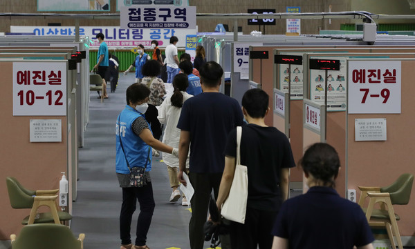 18~49세 코로나19 백신 접종 시작 이틀째인 27일 오후 서울 동작구 사당종합체육관 코로나19 예방접종센터에서 대상자들이 접종.실로 향하고 있다.2021.08.27 / 사진=[뉴시스]