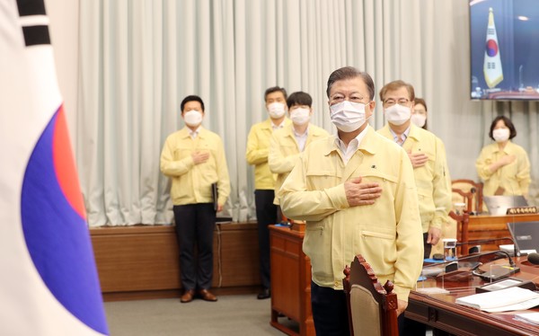 문재인 대통령이 31일 오전 청와대 여민관 영상회의실에서 열린 국무회의(영상)에 참석해 국민의례를 하고 있다.2021.08.31 / 사진=[뉴시스]