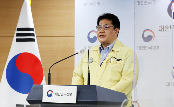 손영래 중앙사고수습본부 사회전략반장이 19일 오전 서울 종로구 정부서울청사 브리핑룸에서 코로나19 중앙재난안전대책본부 정례브리핑을 하고 있다. 2021.05.19.