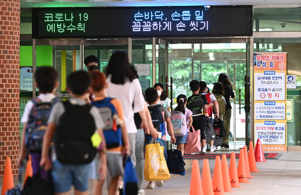 17일 오전 여름방학을 마치고 개학한 경기도 수원시 권선구 가온초등학교에서 학생들이 등교하고 있다. 이번 주부터 교육부의 2학기 등교 확대 방침에 따라 수도권 초·중·고등학교는 개학과 동시에 '사회적 거리두기' 4단계에서도 전면 원격수업 대신 등교수업이 이뤄진다. 2021.08.17