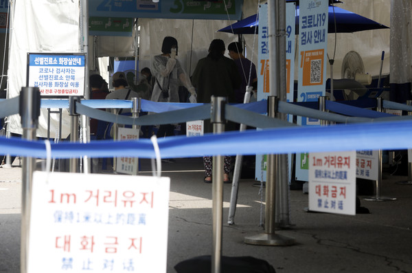 0시 기준 코로나19 신규 확진자수가 1793명을 기록한 28일 서울 영등포보건소 선별진료소에서 시민들이 검사를 하고 있다. 2021.08.28 / 사진=[뉴시스]