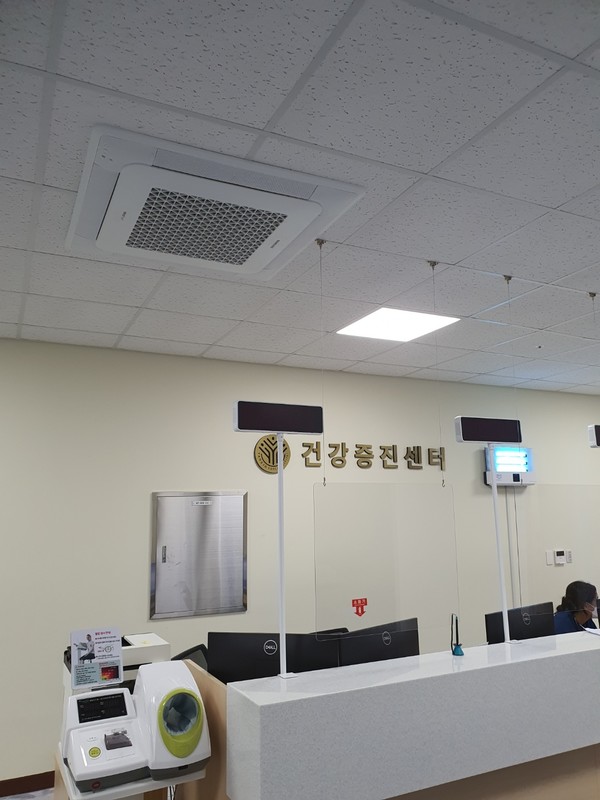 양주 한국병원 건강검진센터에 항바이러스 필터를 설치하고 있다.