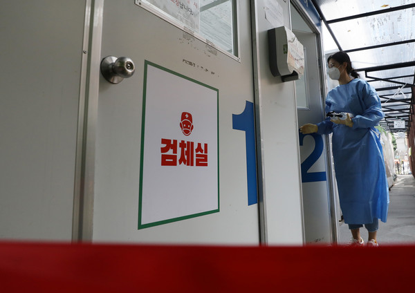 코로나19 신규 확진자가 2,025명으로 집계된 1일 오전 서울 서대문구보건소에 마련된 선별진료소에서 의료진이 검체실로 안내하고 있다. 2021.09.01 / 사진=[뉴시스]