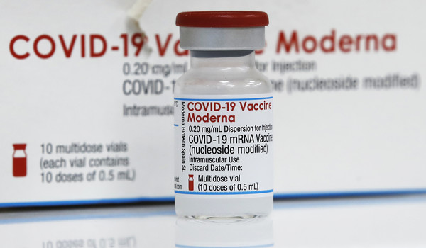 22일 서울 서초구 서울성모병원 코로나19 예방접종센터에 코로나19 모더나 백신이 놓여 있다. 모더나 백신 접종은 지난 21일부터 상급종합병원 소속 30세 미만 의료진을 대상으로 시행됐다. 2021.06.22 / 사진=[뉴시스]