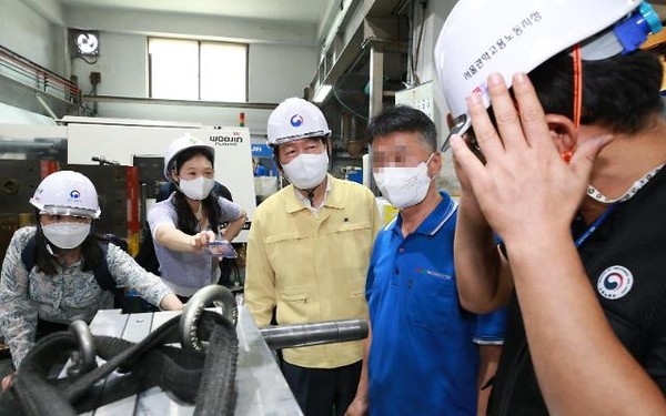 안경덕 고용노동부 장관이 7월28일 제2차 일제점검에서 중소규모 제조업체를 찾아 끼임사고 관련 안전 수칙 준수 여부를 점검하고 있다 (사진=고용노동부 제공)