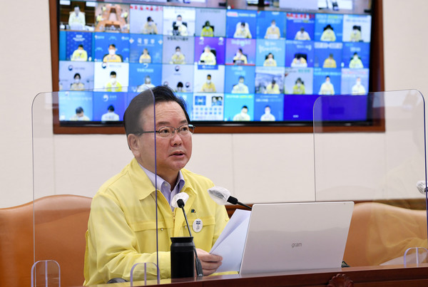 김부겸 국무총리가 3일 오전 서울 종로구 정부서울청사에서 열린 코로나19 중앙재난안전대책본부(중대본) 회의에 참석해 발언하고 있다. 김부겸 총리는 이날 추석 연휴를 포함해 내주부터 4주간 적용할 방역 대책에 대해 수도권 등 4단계 지역의 식당·카페는 영업시간을 밤 9시에서 10시로 환원한다"며 "식당·카페에서의 모임인원 제한도 6명까지로 확대, 허용된다고 밝혔다.2021.09.03 / 사진=[공동취재사진]