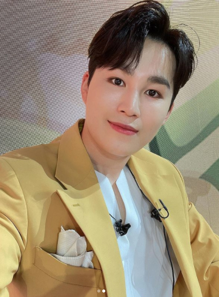 사진설명 :가수 김희재