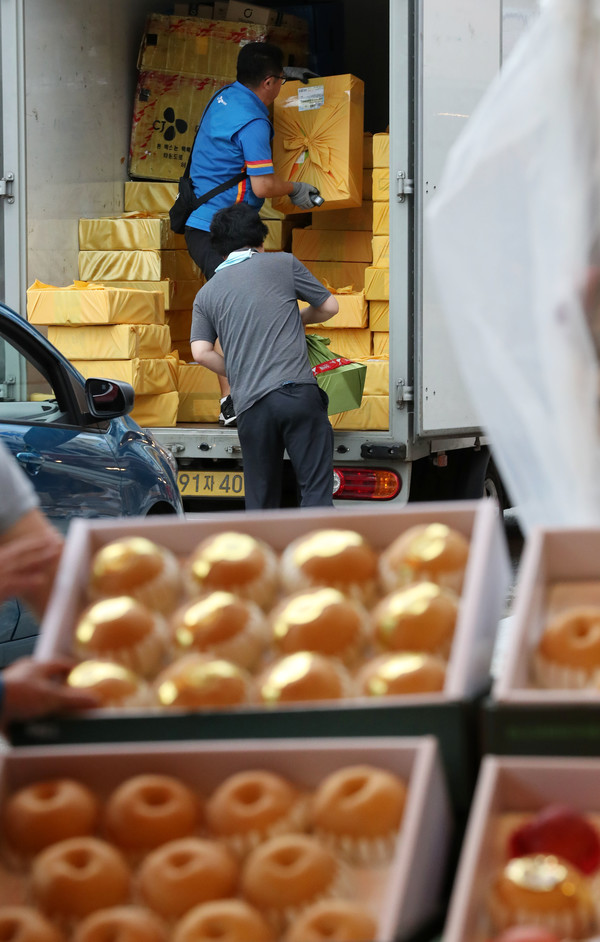 추석 연휴를 앞둔 25일 서울 영등포구 청과시장에서 한 택배기사가 포장된 과일을 트럭에 가득 싣고 있다. 2020.09.25 / 사진=[뉴시스]