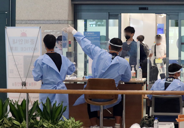 인천국제공항에서 검역 관계자들이 업무를 보고 있다. 2021.07.20