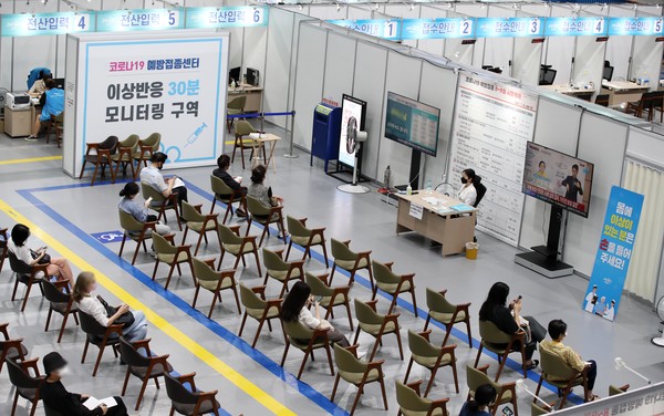 18∼49세 연령층에 대한 코로나19 백신 접종이 본격화 되고 있는 2일 오후 서울 마포구민체육센터에 마련된 코로나19 백신 예방접종센터에서 시민들이 모니터링 구역에서 대기하고 있다. 정부는 9월 첫 주까지 미국 모더나사가 국내 공급하기로 한 코로나19 백신 600만 회분이 이번 주말까지 순차적으로 도입된다고 밝혔다. 이날 코로나19 신규 확진자는 1,961명으로 집계, 58일째 네자릿수 확진자를 기록하고 있다. 2021.09.02 / 사진=[뉴시스]