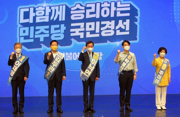 5일 오후 충북 청주 CJB컨벤션센터에서 더불어민주당 제20대 대통령선거 후보자 선출을 위한 세종·충북 순회경선이 열린 가운데 이재명, 김두관, 이낙연, 박용진, 추미애 후보(왼쪽부터)가 파이팅을 외치고 있다. 2021.09.05 / 사진=[뉴시스]