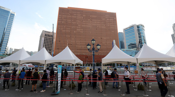6일 오전 서울 중구 서울역 광장에 마련된 임시선별검사소에는 코로나19 검사를 받으려는 시민들이 줄을 길게 서 있다. 2021.09.06 / 사진=[뉴시스]