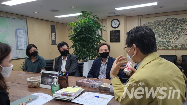 국제나눔재단는 종로구청(김영종 구청장) BTS 굿즈 전달식(사진=정경호 기자)