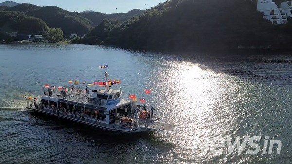 나미나라공화국을 오가는 유람선 남이섬 짚 와이어를 타고 촬영(사진=정경호 기자)