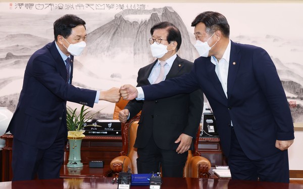 윤호중 더불어민주당 원내대표, 김기현 국민의힘 원내대표가 31일 서울 여의도 국회에서 언론중재법 개정안 처리 협의체 구성 등에 대해 합의한 후 인사하고 있다.2021.08.31 / 사진=[공동취재사진]