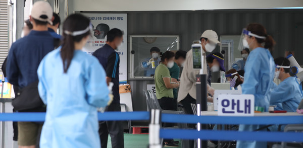0시 기준 코로나19 신규확진자가 1490명 발생, 61일째 네자리수를 기록한 5일 오전 서울 동대문구 청량리역 광장 코로나19 임시선별검사소에서 시민들이 검사를 받기 위해 기다리고 있다. 2021.09.05 / 사진=[뉴시스]