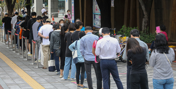 코로나19 신규 확진자가 2,050명으로 집계된 8일 오전 서울 송파구 보건소 선별진료소에서 시민들이 검사를 받기 위해 대기하고 있다. 2021.09.08 / 사진=[뉴시스]