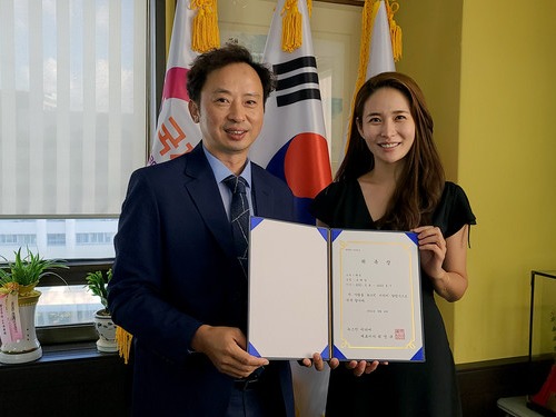 왼쪽부터 뉴스인미디어 최명규대표 나예린 배우 (사진 = 정경호 기자)