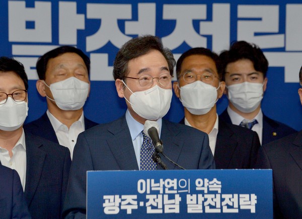 이낙연 더불어민주당 대선 경선 후보가 8일 오후 광주 서구 광주시의회 시민소통실에서 호남권 공약 발표 기자회견을 열고 질문에 답하고 있다. 2021.09.08 / 사진=[뉴시스]