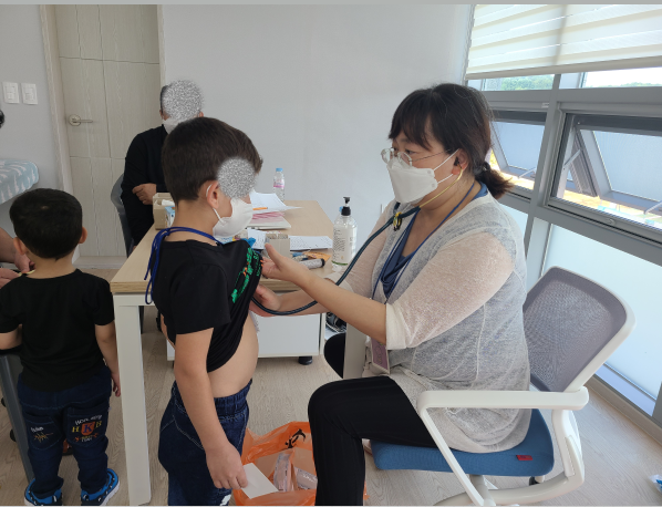 인도주의실천의사협의회 의사들이 소아과 진료를 하고 있다 (사진 = 법무부 제공)