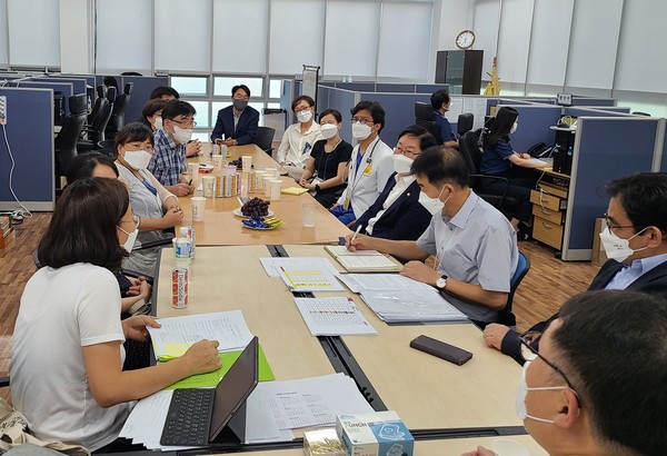 진료를 마친 인도주의실천의사협의회 의사들에게 법무부장관이 감사의 말씀을 전하고 있다 (사진 = 법무부 제공)