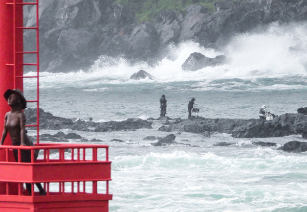 북상 중인 제14호 태풍 찬투(CHANTHU)의 간접영향권에 접어든 13일 오후 제주 서귀포시 안덕면 대평포구 인근 갯바위에서 낚시를 즐기는 레저객들의 모습이 위태로워 보인다. 기상청은 태풍 찬투가 오는 16일 오전까지 중국 상하이 부근에 위치하며 진로가 정체될 것으로 예측했다. 2021.09.13 / 사진=[뉴시스]