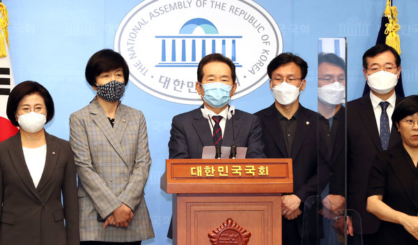 더불어민주당 대권 주자인 정세균 전 국무총리가 13일 서울 여의도 국회 소통관에서 경선후보 사퇴를 선언하는 기자회견을 하고 있다.2021.09.13 / 사진=[공동취재사진]