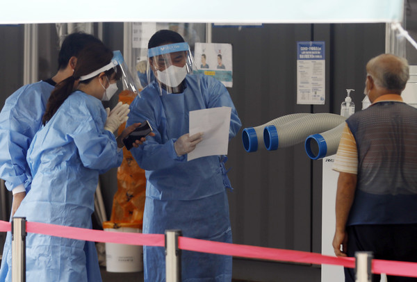 코로나19 신규 확진자수가 0시 기준 1,433명을 기록한 13일 서울역 임시선별검사소에서 의료진이 검사업무를 하고 있다. 2021.09.13 / 사진=[뉴시스]