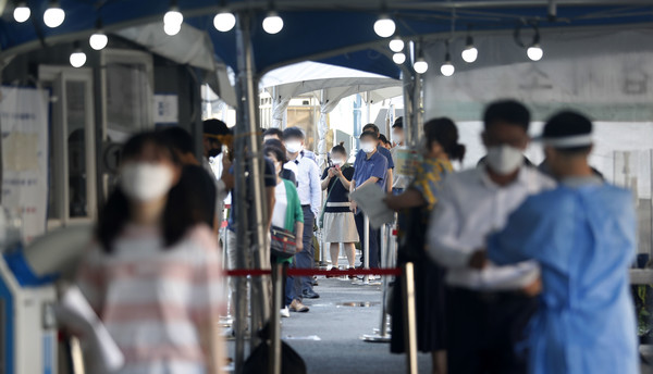 코로나19 신규 확진자가 2,080명으로 집계된 15일 오전 서울역 광장에 마련된 중구 임시 선별검사소에서 시민들이 검사를 받기 위해 기다리고 있다. 2021.09.15 / 사진=[뉴시스]