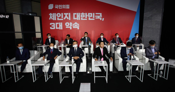 국민의힘 대선 예비후보들이 7일 서울 강서구 마곡동 ASSA빌딩 방송스튜디오에서 열린 국민의힘 '제20대 대통령후보 1차 경선 후보자 3대 정책공약 발표'에 참석해 대기 좌석에 착석해 있다. 윗줄 왼쪽부터 시계방향 황교안, 박찬주, 장성민, 박진, 윤석열, 원희룡, 하태경, 유승민, 안상수, 최재형, 장기표, 홍준표 후보. 2021.09.07 / 사진=[국회사진기자단]