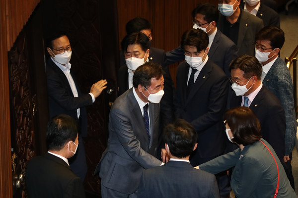 15일 국회에서 열린 본회의에서 더불어민주당 이낙연 의원이 본인의 사직안에 대해 투표를 마친 뒤 의원들과 인사하고 있다.2021.09.15 / 사진=[공동취재사진]