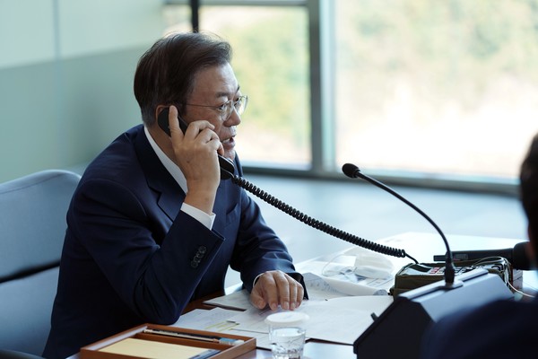 문재인 대통령이 15일 국방과학연구소 안흥시험장에서 미사일전력 발사 시험을 참관하던 중 잠수함 발사 비행시험에 성공한 도산 안창호함 함장과 통화하고 있다.2021.09.15 / 사진=[청와대 제공]